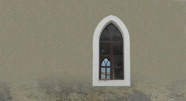 ein kirchenfenster in einer mauer